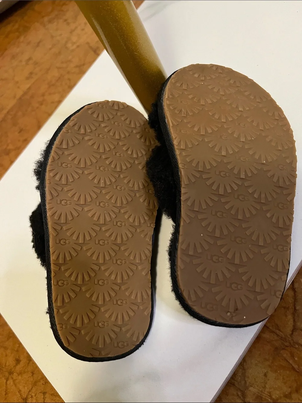 UGG Kids Black Fuzzy Slide Sandals with Logo Elastic Strap Sz 6